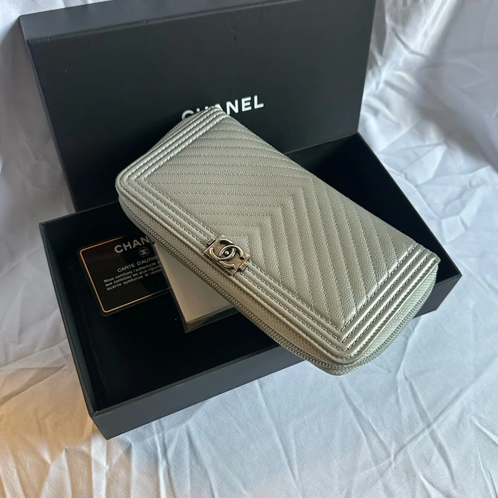 💯 Authentic Chanel Silver Chevron Quilted Zip Around Boy Wallet - Picture 3 of 16